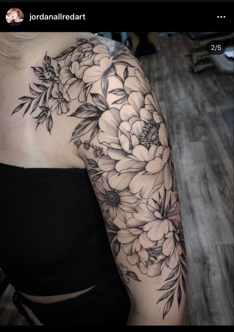 Half Sleeve Tattoo Upper Arm, Hydrangea Tattoo, Black And White Flower Tattoo, Realistic Flower Tattoo, Quarter Sleeve Tattoos, Floral Tattoo Shoulder, Tattoo Floral, Tattoo Shading, Beautiful Flower Tattoos