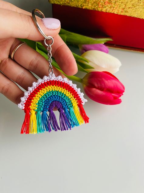 Crochet Rainbow Keychain, Knitting Keychain, Easy Crochet Bookmarks, Fun Diy Craft Projects, Keychain Pattern, Crochet Rainbow, Rainbow Keychain, Crochet Keychain Pattern, Crochet Hair Accessories