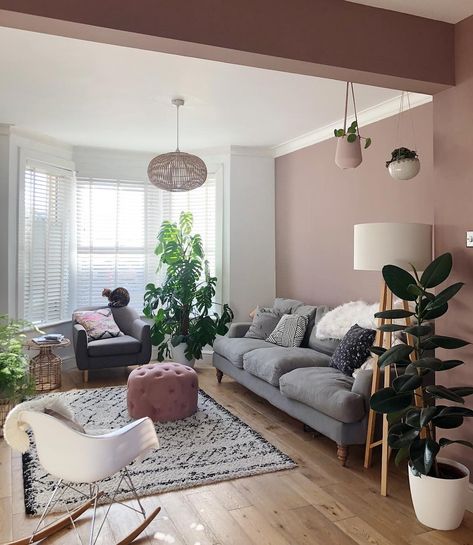 Pink walls and neutral furnishings Summer Living Room Decor, Summer Living Room, Living Room Decor Colors, Pink Living Room, Living Room Trends, Design App, Apartment Living Room, Ideas Living, Design Case