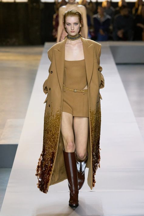 Gucci Fall 2024 Ready-to-Wear Collection | Vogue Gucci Runway Outfits, Winter 2024 Fashion Trends, Shoes Street Style, New Collection 2022, Fashion Profile, Autumn Woman, Gucci Runway, Closet Dressing Room, Gucci Coat