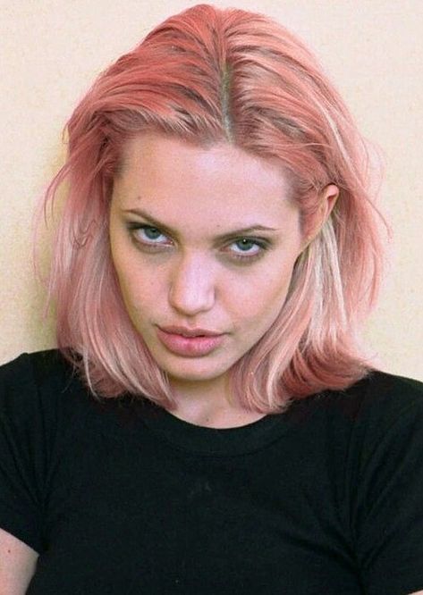 Angelina Jolie Hairstyles: 2014 Hairstyle for Medium Length Hair Angelina Jolie 90s, Foto Poses, Grunge Hair, Angelina Jolie, Pink Hair, Hair Goals, Hair Inspo, Hair Inspiration, Pretty People