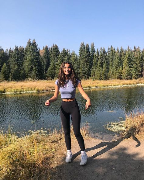 Summer Hiking Outfit Women, Spring Hiking Outfits, Stylish Hiking Outfit, Hiking Outfit Ideas, Summer Camp Outfits, Trekking Outfit, Hiking Attire, Cute Hiking Outfit, Hiking Outfit Spring