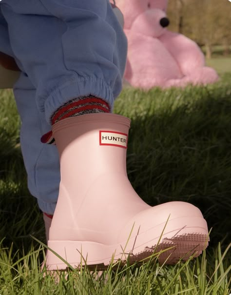 White Hunter Boots, Hunter Play Boots, Wellies Outfit, Rain Boots Hunter, Hunter Boots Outfit, October Outfits, Kicks Shoes, Hunter Rain Boots, Short Boot