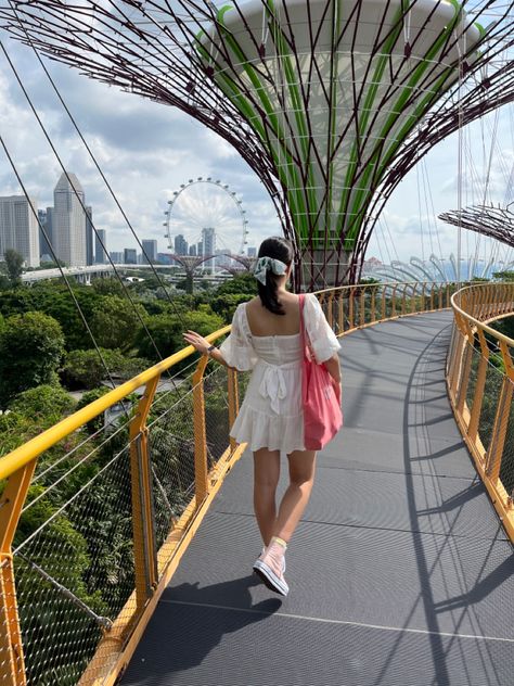 Garden Visit Outfit, Pose In Singapore, Photo Ideas In Singapore, Singapore Zoo Outfit, Singapore Outfit Aesthetic, Universal Studios Singapore Photography, Garden By The Bay Singapore Outfit, Outfit For Singapore Trip, Singapore Travel Photos