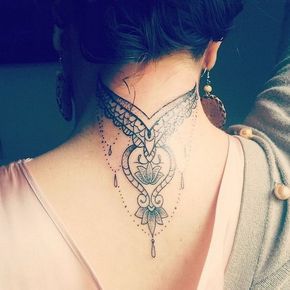 Delicate Tattoo on Back of the Neck. via http://forcreativejuice.com/attractive-back-of-neck-tattoo-designs/ Back Of Neck Tattoos For Women, Wallpaper Trippy, Nape Tattoo, Henne Tattoo, Best Neck Tattoos, Tato Henna, Back Of Neck Tattoo, Neck Tattoos Women, Neck Tattoos