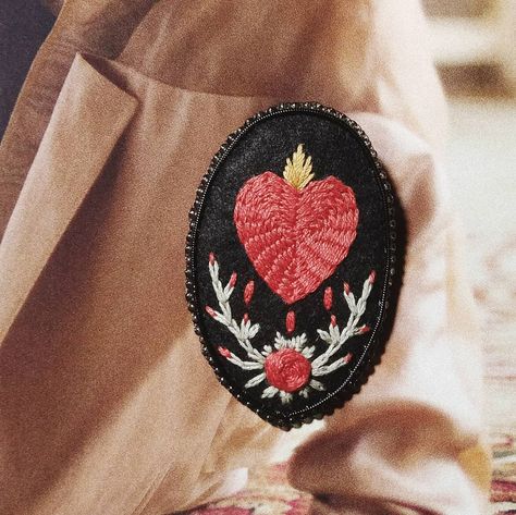 Sacred heart hand embroidery Immaculate Heart Embroidery, Embroidery Sacred Heart, Sacred Heart Embroidery, Pocket Shrine, Heart Embroidery, Diy Upcycle, Heart Hands, Latch Hook, Embroidery Tutorials