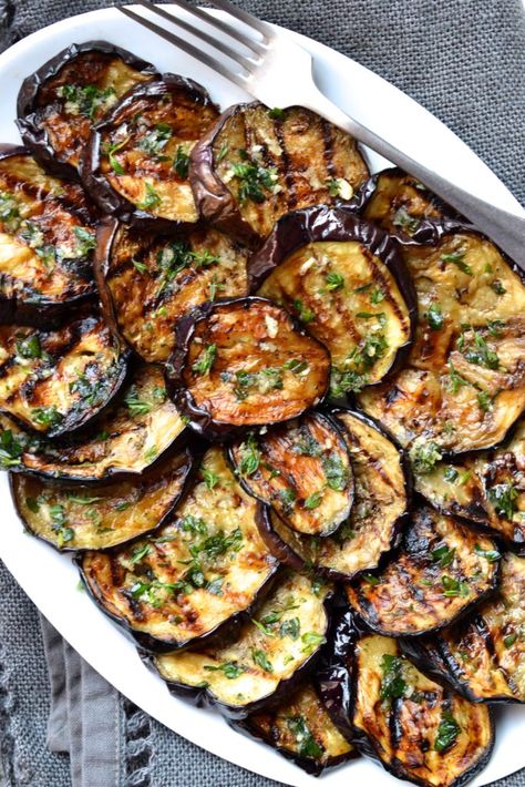 Grilled Side Dishes, Grilled Eggplant, Makanan Diet, Grain Free Recipes, Eggplant Recipes, Garlic Herb, Tikka Masala, Diet Keto, Grilled Vegetables