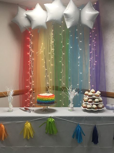 Metallic Rainbow Birthday Party, Simple Rainbow Decorations, Rainbow Backdrop Diy Birthday, Rainbow Backdrop Ideas, Rainbow Decorations Birthday, Rainbow Ideas Decorations, Rainbow Backdrop Diy, Birthday Rainbow Theme Decoration, Rainbow Table Decorations