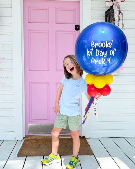 Ashley Cash, Party shop & balloons in Louisiana | Back to school they go!! 📚🍎📓 It’s the most wonderful time of the year! (Jusssst kidding … but no, really! 😂🤪) We want to help you make… | Instagram Welcome Back Balloons Ideas, Welcome Back Home Balloon Decorations, First Day Of School Balloon Ideas, First Day Of School Balloons, Welcome Back To School Balloons, School Event, Outdoor School, Party Shop, Time Of The Year