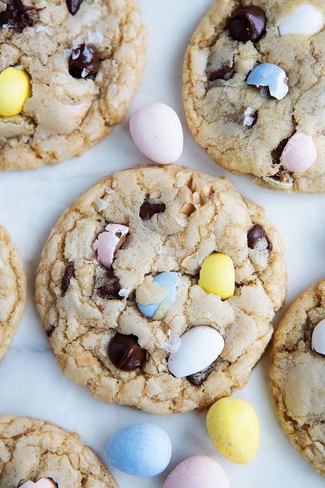 Cadbury Egg Cookies {Easter Favorite} - Two Peas & Their Pod Fairy Treats, Mini Egg Cake, Cadbury Egg Cookies, Cookies For Spring, Cadbury Cookies, Mini Eggs Cake, Mini Egg Cookies, Choc Cookies, Easter Deserts