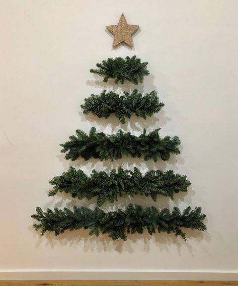 How to make an easy DIY space-saving Christmas tree Diy Christmas Tree Topper, Wall Christmas Tree, Tree Inspiration, Diy Space, Flocked Christmas Trees Decorated, Minimalist Christmas Tree, Alternative Christmas, Alternative Christmas Tree, Christmas Tree Decorations Diy