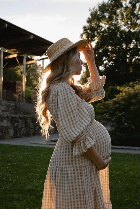 Fit And Flare Maternity Dress, Cool Mom Maternity Photo, Gingham Maternity Dress, Maternity Outfits For Photoshoot Summer, Maternity Outfits For Photoshoot Spring, Cottagecore Pregnancy Outfits, Cottagecore Maternity Outfits, Spring Maternity Outfits For Pictures, Cottage Core Maternity Shoot