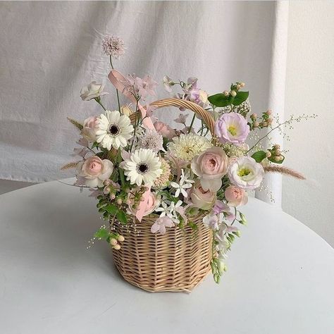 Pretty Bouquets, Cute Flower Drawing, Gaun Abad Pertengahan, Basket Flower Arrangements, Basket Flowers, Baskets Gifts, Wildflower Baby Shower, New Flowers, Flower Bouquet Diy