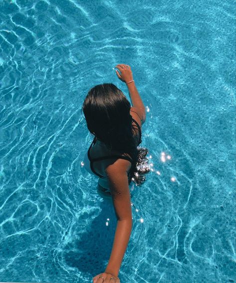 Swimming Pics Summer, Caption For Pool Pics, Pictures In Pool Ideas, Pictures Pool Ideas, Faceless Pool Pictures, Swimming Post Ideas, Sweeming Pool Photo Ideas, Pool Bathing Suit Pics, Swimsuit Pictures Ideas Pool