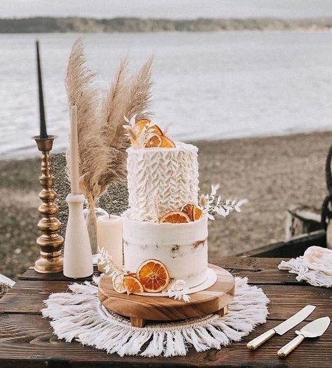 Plain Wedding Cakes, Cake Boho, Metallic Wedding Cakes, Boho Cake, Boho Wedding Cake, White Icing, White Wedding Cake, Wedding Dress Pictures, Cake Inspo