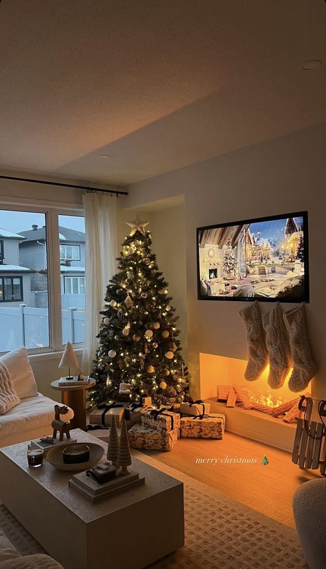 Home At Christmas, Aesthetic Christmas Apartment, Christmas Cozy Home Living Room, Festive Board Ideas, Cozy Home Vibes Aesthetic, Christ Mas Decor, Christmas Decor Aesthetic Apartment, Christmas Ideas For Apartments, Aesthetic Winter Painting