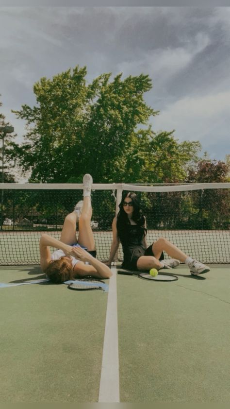 Woman Playing Tennis, Tennis Friends Pictures, Cute Tennis Pictures, Group Tennis Pictures, Tennis Aesthetic Photoshoot, Summer Tennis Aesthetic, Tennis With Friends Aesthetic, Tennis Photoshoot Ideas Friends, Tennis Friends Aesthetic