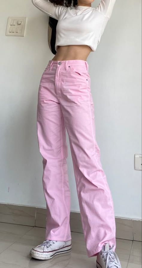 Pink Outfits Casual Jeans, Pink Outfits Tomboy, Pink Skater Outfit, Pink Tomboy Outfit, How To Style Pink Jeans, Simple Pink Outfits, Pink Pants Outfit Aesthetic, Light Pink Jeans Outfit, Pink Jeans Outfit Aesthetic