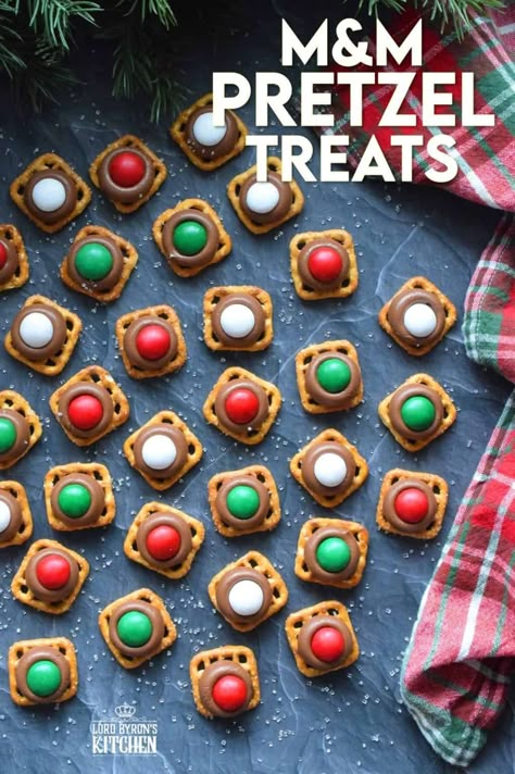 Pretzel Chocolate, Christmas Pretzels, Christmas Cookie Recipes Holiday, Pretzel Treats, Pretzel Cookies, Treat Table, Easy Christmas Treats, Christmas Baking Recipes, Holiday Chocolate