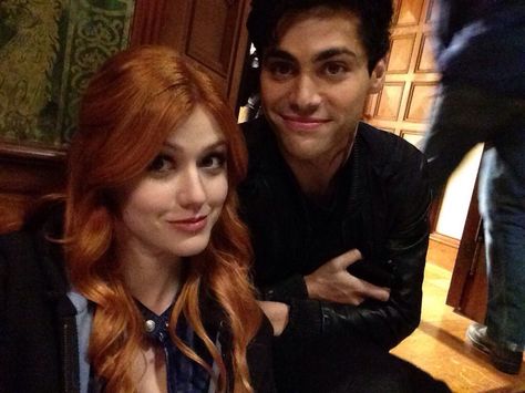 Shadowhunters behind the scenes Alec And Clary, Shadowhunters Cast, Clary And Jace, Amazing Pumpkin Carving, Shadowhunters Tv Show, Clary Fray, Matthew Daddario, Alec Lightwood, Katherine Mcnamara