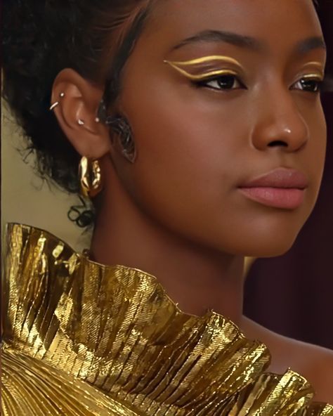 Gold Eyeliner Looks Black Women, Makeup With Gold Accents, Sun Goddess Makeup Halloween, Gold Aesthetic Black Woman, Black Goddess Makeup, Goddess Makeup Black Women, Gold Makeup Black Women, Multicultural Aesthetic, Black Women In Gold