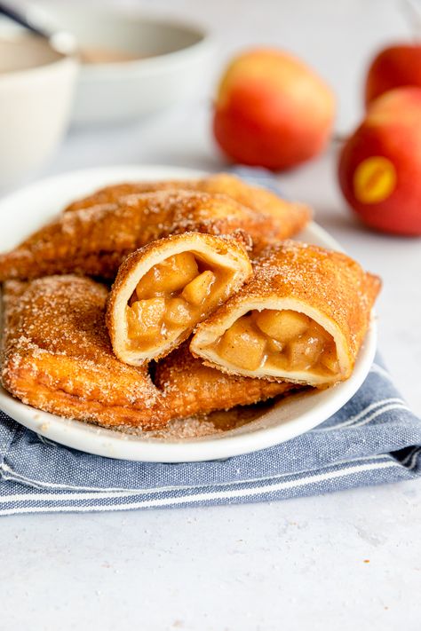 Fried apple pies made from scratch on a plate. Gooey, delicious interior and a crispy, golden brown exterior. Small Apple Pies, Mardi Gras Desserts, Fried Apple, Fried Apple Pies, Apple Hand Pies, Fried Pies, Easy Apple Pie, Apple Pie Recipe, Fried Apples