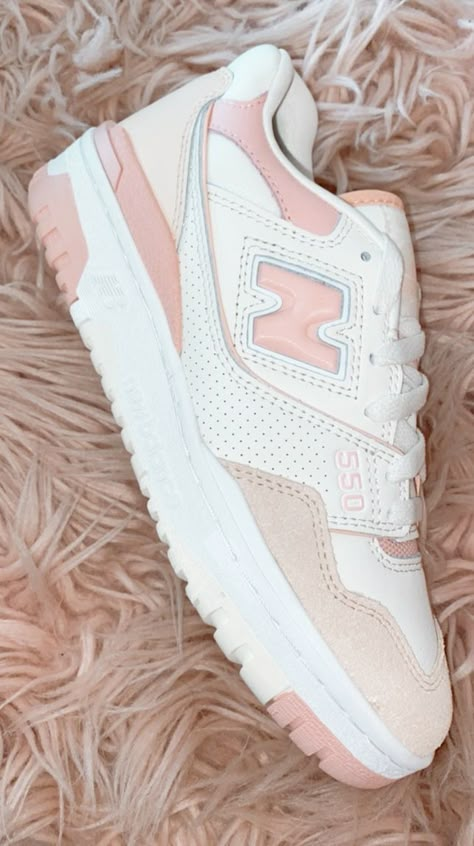 Nike Shoes Women Fashion, Zapatillas New Balance, Preppy Shoes, Pretty Shoes Sneakers, All Nike Shoes, Cute Nike Shoes, Cute Sneakers, Fresh Shoes, Hype Shoes