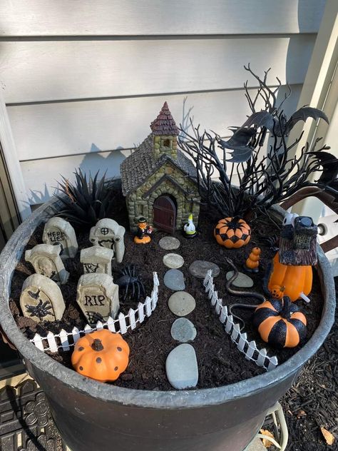 Diy Halloween Fairy Garden, Halloween Fairy Garden, Deco Halloween, Fairy Stuff, Creepy Halloween Decorations, Halloween Fairy, Goth Fairy, Halloween Queen, Adornos Halloween