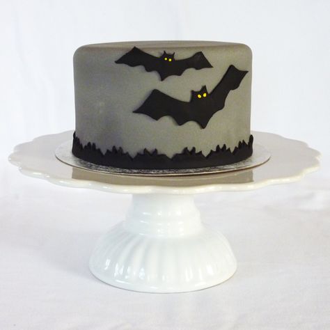 Sofia Birthday Cake, Halloween Food Snacks, Bat Cake, High Characters, Halloween Sweets, Cartoon Cake, Halloween 2016, Odaiba, Cake Boss