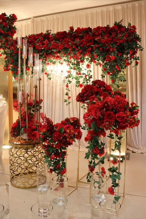 Romantic Red Wedding Decor, Red Roses Decoration Wedding, Red And Gold Wedding Backdrop, Red Roses Party Theme Decoration, Red Roses Wedding Reception, Red Flowers For Wedding, Red Rose Wedding Backdrop, Red Roses For Wedding, Red Rose Wedding Theme Decor