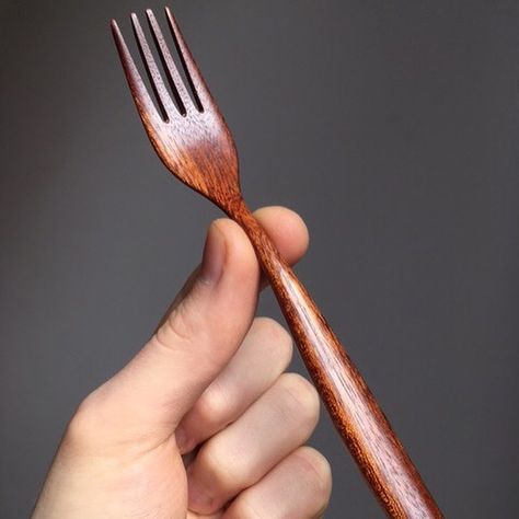 Quercus в Instagram: «#wood #fork #handmade #handmadegift #woodworking #craft #kitchen #kitchenwear #cutlery #cutleryset #viewfromtop #woodart #woodcarving…» Spoon Photography, Woodworking Craft, Wood Spoon Carving, Wood Utensils, Wood Spoon, Wooden Spoons, Cutlery Set, Wood Turning, Forks