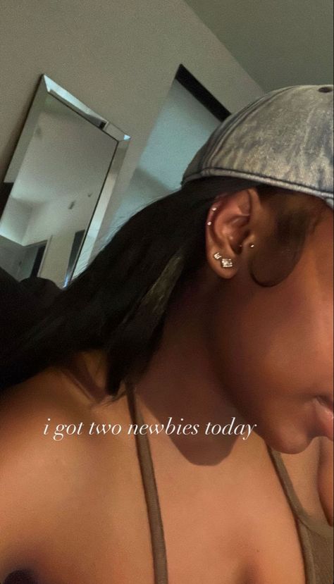 Piercing Inspo Black Women, Rich Vibes, Minimalist Ear Piercings, Piercing Inspo, Cool Ear Piercings, Pretty Ear Piercings, Black Ponytail Hairstyles, Face Piercings, Cool Piercings