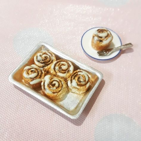 Miniature Cinnamon Rolls, Miniature Bread, Miniture Food, Mini Cafe, Miniature Bakery, Dollhouse Miniature Tutorials, Mini Stuff, Doll Food, Dollhouse Food