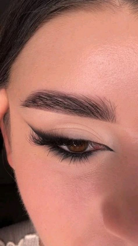 Smokey Eye On Almond Eyes, Cat Eye Formal Makeup, Smoky Black Winged Eyeliner, Smoked Cat Eye Makeup, Smoked Makeup Looks, Simple Black Smoky Eyes, Black Shadow Liner Makeup, Smoked Out Black Eyeliner, Minimal Smoky Eyes