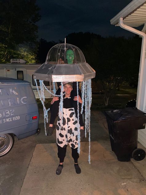 diy space ship with a clear unbrella, cardboard, duct tape, and spray paint. unique couple costume. Cow Couple Costume, Alien Abducting Cow, Cow Couple, Unique Couples Costumes, Cow Costume, Diy Space, Couple Costume, Diy Halloween Costumes For Kids, Diy Halloween Costumes