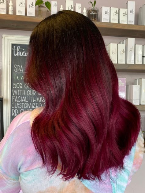 Burgundy Hair Black Roots, Black Roots Red Ends, Red Hair Black Roots, Red Hair With Black Roots, Red Hair With Dark Roots, Red Hair Dark Roots, Mauve Hair Color, Red Wine Hair Color, Black Roots Red Hair