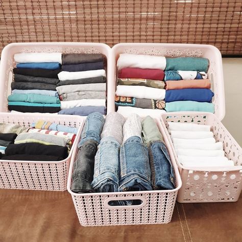 Apartment Hacks, Wardrobe Organisation, Diy Storage Boxes, Clothes Closet Organization, Clothes Organization Diy, Closet Organization Diy, Apartment Organization, Home Organisation, College Apartment