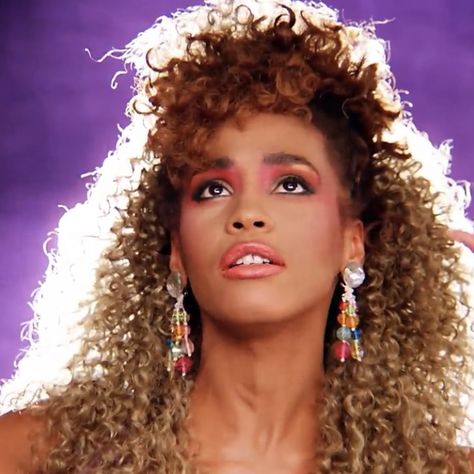 Whitney Houston 80s Makeup, Whitney Houston Aesthetic, Whitney Houston Portrait, Whitney Houston 80s, Whitney Houston On Stage, Whitney Houston Singing, Whitney Houston Performing, Whitney Houston Pictures, 80s Makeup