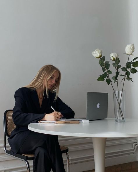 Working Aestethic, Working Women Aesthetic, Women Working In Office, Instagram Ideas Profile, Aesthetic Business Woman, Working Aesthetic, Woman In Office, Work Photoshoot, Woman At Work