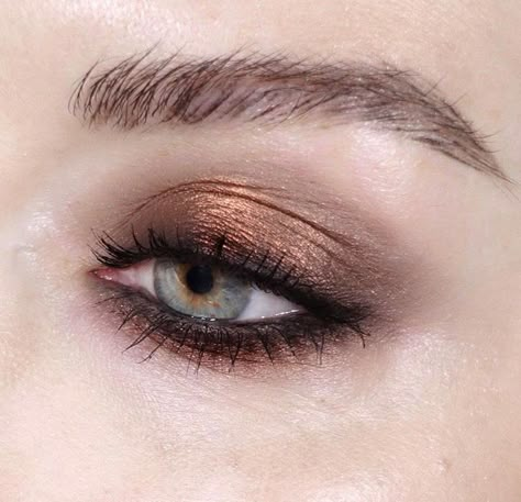 Bronze shadow with liner Katie Jane Hughes, Maquillage On Fleek, Beauty Make-up, Makeup Hacks, Make Up Looks, Makeup Goals, Eyeshadow Looks, Pretty Makeup, Makeup Kit