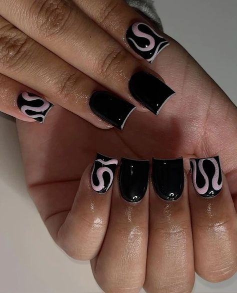 Black Unique Nails, Overlay Nails Designs Ideas, Easy Basic Nails, One Finger Nail Design, Short Bday Nails, Short Black Acrylic Nails Designs, Black And Chrome Nails Designs, Nail Inspo Square Short, Black Nails With Design