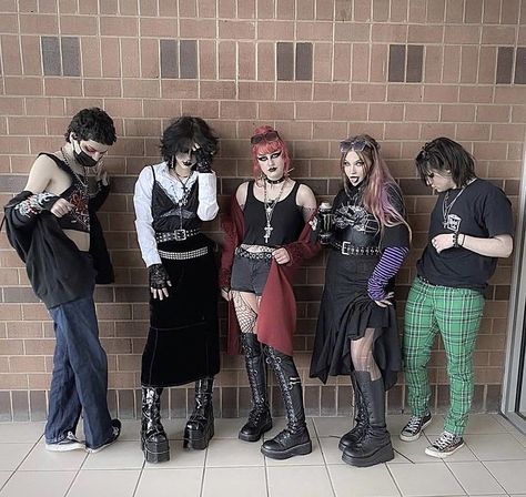 Alt Parents, Bloomers Fashion, 2010s Alternative Fashion, 80s Alt Fashion, 90s Mall Goth Outfit, 80s Grunge Fashion, Mall Goth Inspo Outfits, 70s Goth, 80s Trad Goth Aesthetic