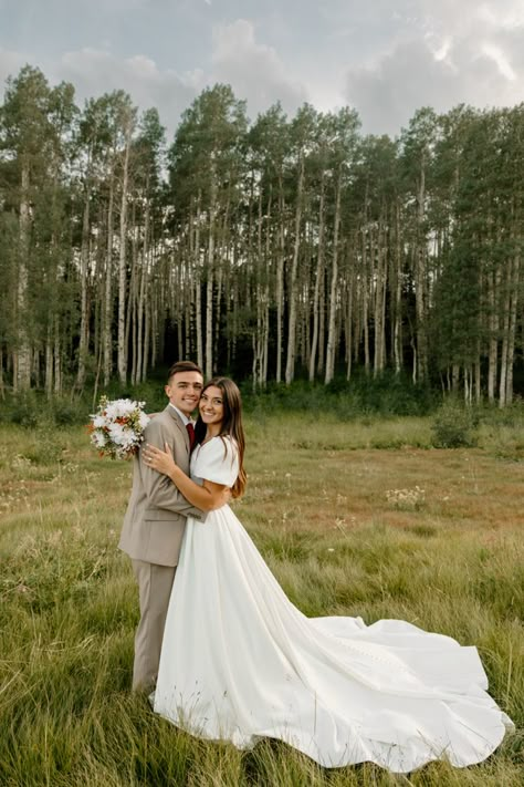 Bridals Photo Shoot, Wedding Inspo Green, Mountain Bridals, Wedding Dresses Lds, Bridal Pose, Utah Wedding Dress, Love Story Wedding, Bridal Photo, Couple Shots