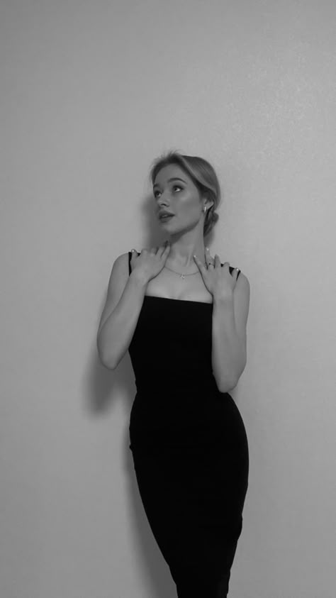 Black Bodycon Dress Photoshoot, Black Dress Portrait Photography, Black Bodycon Dress Aesthetic, Birthday Photoshoot Ideas Black Dress, Studio Portrait Photography Female, Bodycon Dress Photoshoot, Cake Poses Photo Ideas, Poses In Bodycon Dress, Bodycon Dress Poses Instagram