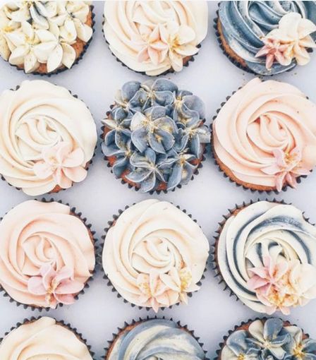 Mauve, Dusty Blue, Blush and Peach Wedding Color Palette Floral Cupcakes, Köstliche Desserts, Wedding Cupcakes, Mini Desserts, Pretty Cakes, Sweets Treats, Wedding Food, Cake Inspiration, Cupcakes Decoration