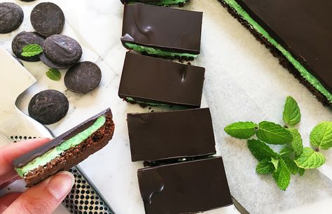 A moreish sweet treat! Chocolate mint slice recipe Sunday Sweets, Mint Slice, Melt Method, Slice Recipe, Slices Recipes, Chocolate Mint, Afternoon Snack, Green Food Coloring, Afternoon Snacks