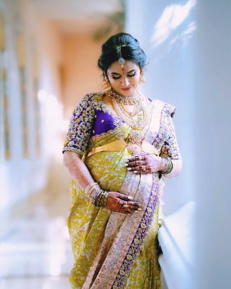 Baby Shower Photoshoot Indian, Valaikappu Photoshoot, Indian Baby Shower Photoshoot Ideas, Baby Shower Saree Indian, Seemantha Decoration, Baby Shower Saree, Shower Poses, Bump Photoshoot, Photography Stills