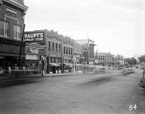 Bartlesville, Oklahoma ca. 1920 Oklahoma Dust Bowl, Bartlesville Oklahoma, Oklahoma History, Dust Bowl, Washington County, Historic District, The 1920s, Rare Photos, Best Restaurants