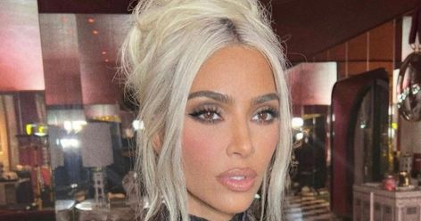 Kim Kardashian's hairstylist finally drops tutorial on how to create her '90s Pamela' updo - OK! Magazine Pamela Anderson Updo, Chris Appleton, Famous Blondes, Wavy Updo, Updo Tutorial, Messy Updo, Color Wow, Brigitte Bardot, Platinum Blonde