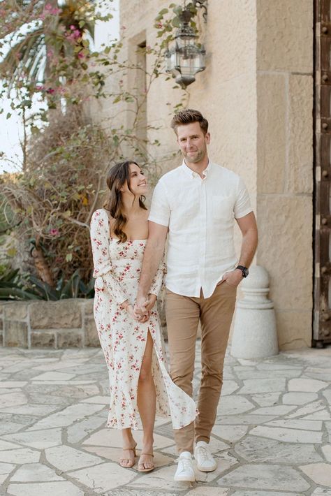 Engagement Photos Outfits Neutral, Engagement Photos Floral Dress, Couple Casual Photoshoot, Engagement Photos Outfits Men, Couple Dresses Casual, Neutral Attire, Outfit Pareja, Summer Photo Outfits, Casual Engagement Pictures Outfits